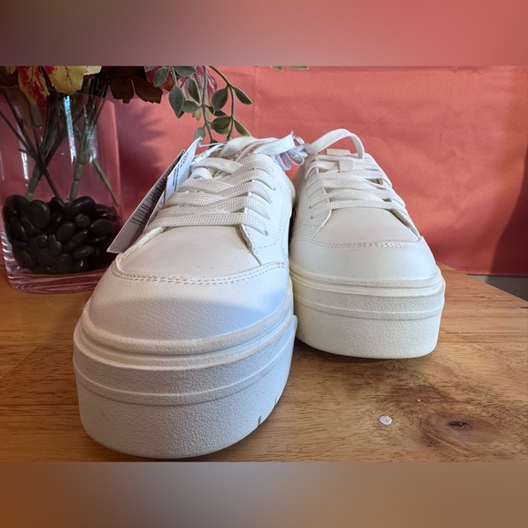 BERKSHA casual all white shoes with a gold chain size 7.5 women’s NWT - Picture 5 of 9